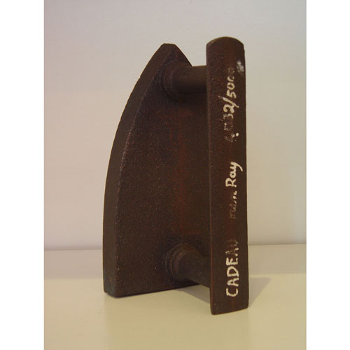 Cadeau / Gift, 1974  Ray Man Multiple, Ready-made (Bügeleisen / Patina, 14 Nägel) Auflage: 4032 / 5000, Maße: 10,5 x 16,8 x 12,5 cm signiert, bezeichnet und nummeriert, in Originalverpackung