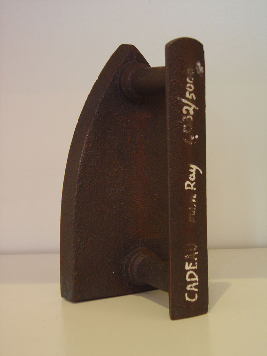 Cadeau / Gift, 1974  Ray Man Multiple, Ready-made (Bügeleisen / Patina, 14 Nägel) Auflage: 4032 / 5000, Maße: 10,5 x 16,8 x 12,5 cm signiert, bezeichnet und nummeriert, in Originalverpackung